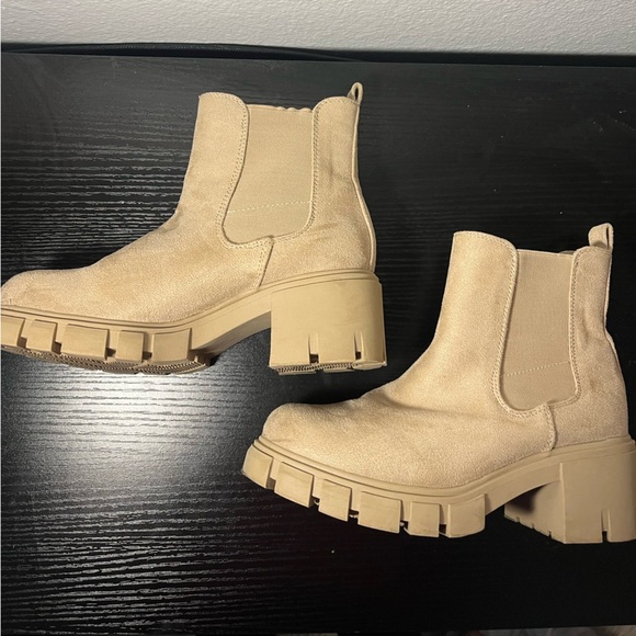✨ Tan Chunky Chelsea Boots | Size 6.5 | Suede-Look Lug Sole - Picture 2 of 4